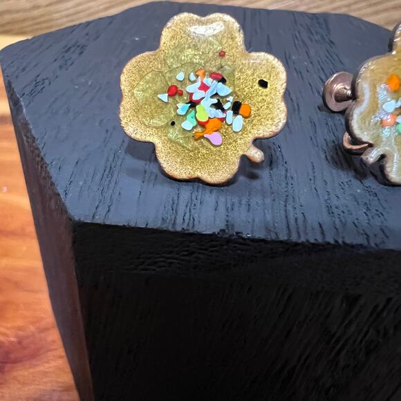 Vintage Handcrafted Earrings Clover Clip On Screw Gold Tone Speckled Center - Picture 3 of 8